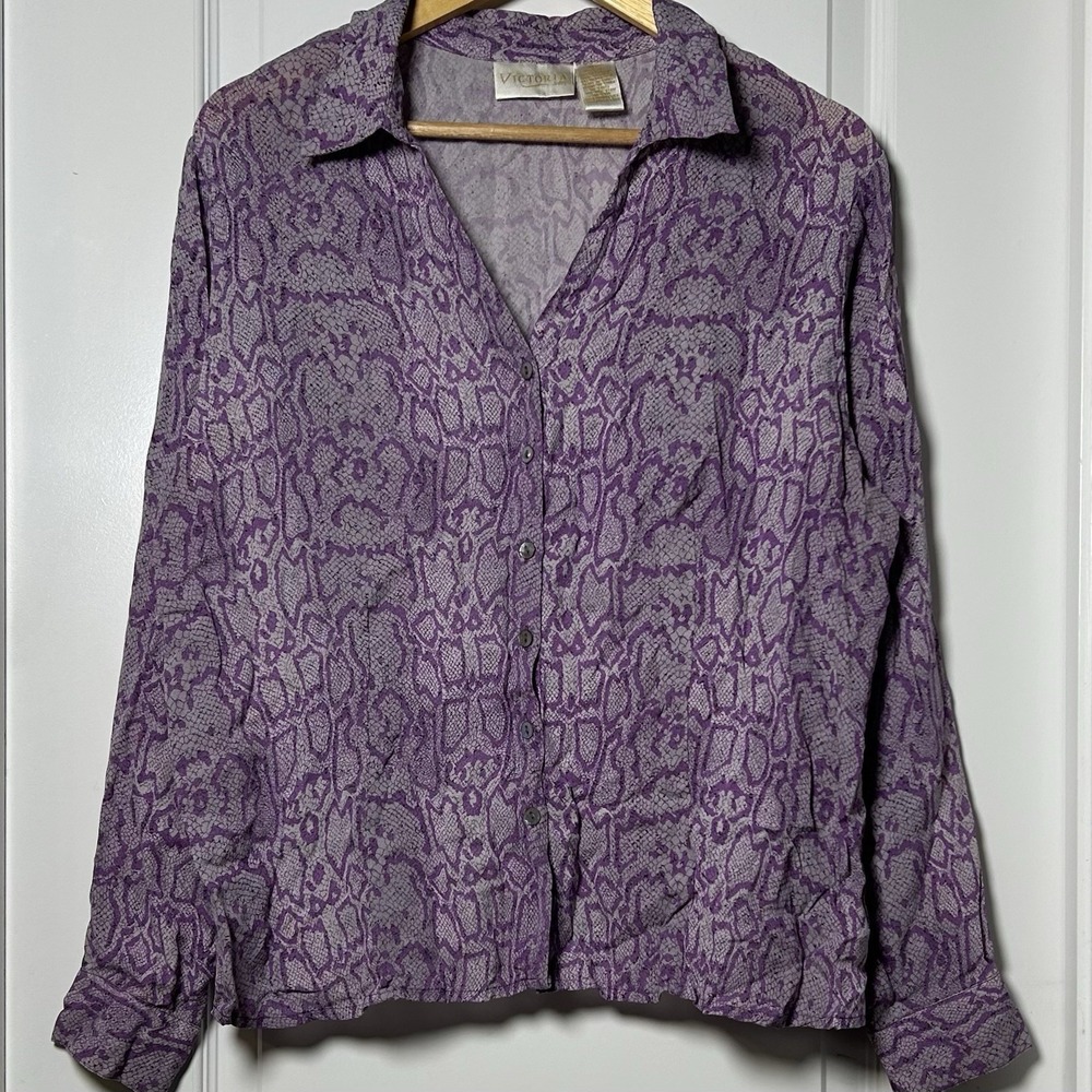 Victoria Soie Vintage Silk Purple Reptile Print Long‎ Sleeve Button Up Blouse